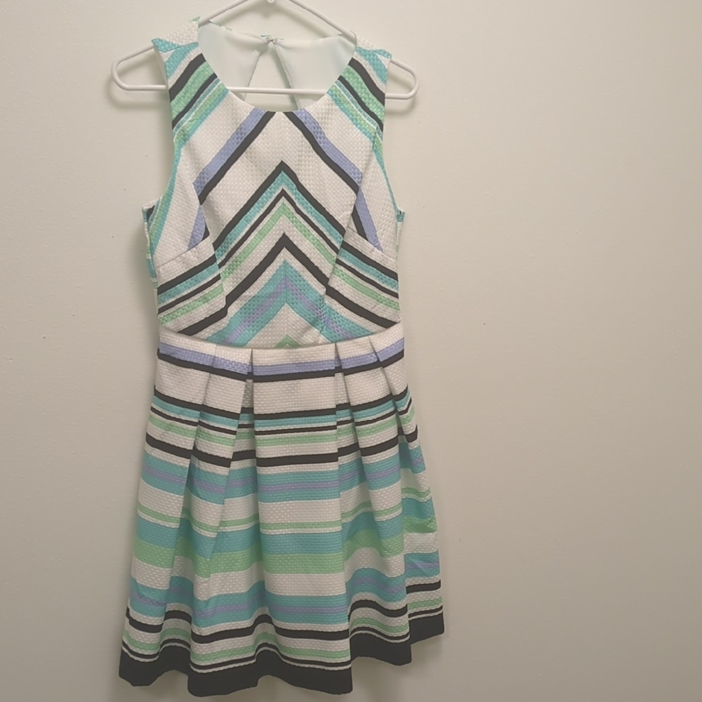 Chic Danny & Nicole Effortless Knee-Length Dress - Cut Out - Pleated  8 Petite